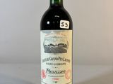 une bouteille de vin posée sur une table