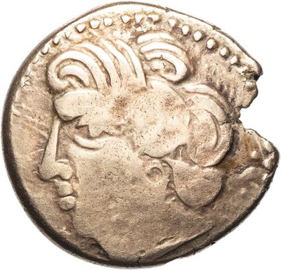 gros plan d'une pièce de monnaie sur laquelle figure un visage de femme