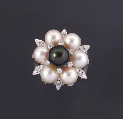 une broche en forme de fleur, composée d'une perle noire et de diamants