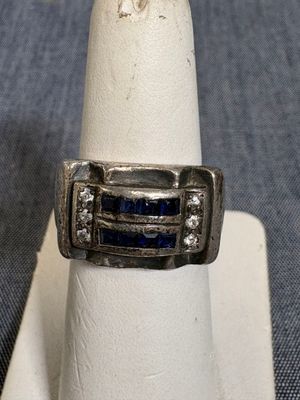 l'image d'une bague contenant une pierre bleue