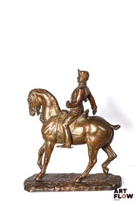 statue en bronze d'un homme à cheval sur fond blanc