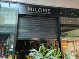 une devanture de magasin avec une plante devant