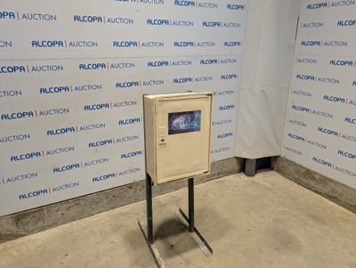 une photo d'un panneau dans une pièce, avec un mur en arrière-plan