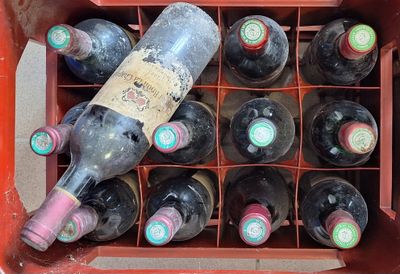 plusieurs bouteilles de vin dans une boîte rouge