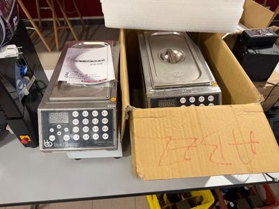une boîte de nourriture posée sur une table à côté d'une boîte contenant d'autres articles