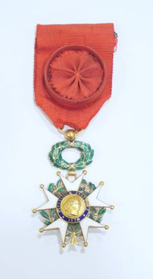 l'image d'une médaille avec une étoile sur une surface blanche