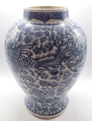 un vase bleu et blanc orné d'un dragon