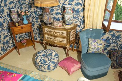 une pièce avec une lampe, une chaise, une table et une lampe