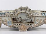 un bol décoratif orné d'une illustration représentant un bateau