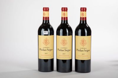 trois bouteilles de vin rouge posées côte à côte sur une table
