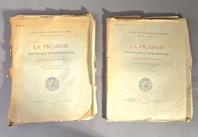 deux vieux livres posés sur une table l'un à côté de l'autre