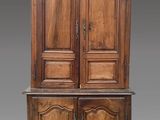 un vieux meuble en bois avec deux portes et deux tiroirs