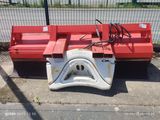 une voiture rouge et blanche garée sur le bord de la route