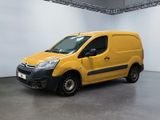 une camionnette Citrole jaune garée dans une grande pièce aux murs blancs