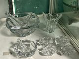 de nombreux objets en verre posés sur le comptoir