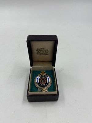 une petite boîte contenant une broche