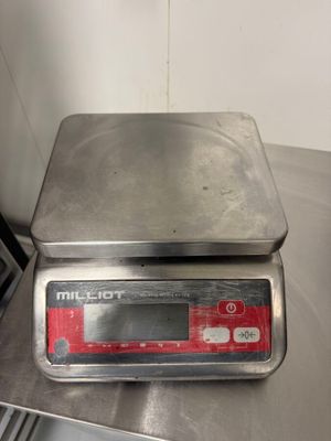 une photo d'une balance de cuisine posée sur une table
