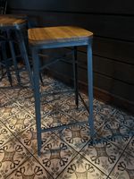 17 tabourets métalliques assises bois