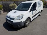 une camionnette blanche garée dans un parking