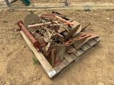 un tas de bois posé sur une palette, à même la terre