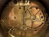Vue rapprochée d'une horloge à boîtier métallique