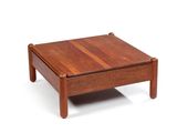 une petite table en bois avec un plateau en bois sur fond blanc