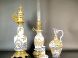trois vases et une lampe posés sur une table