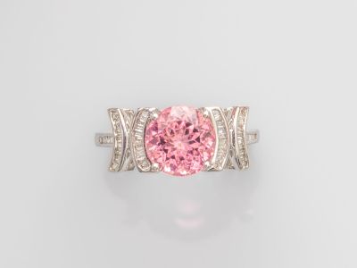 une bague en tourmaline rose et diamant