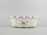 une photo d'un bol blanc posé sur une table