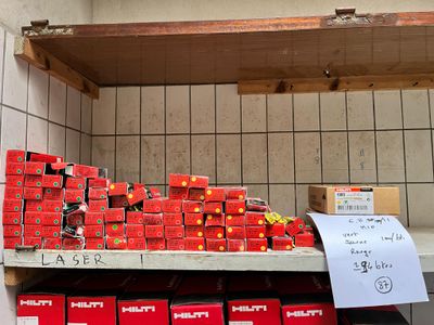 de nombreuses boîtes de nourriture sur une étagère dans un magasin