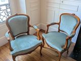 deux chaises assises l'une à côté de l'autre dans une pièce
