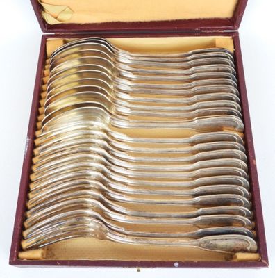 beaucoup de cuillères en argent dans une boîte en bois