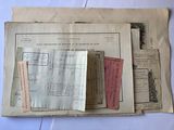 quelques vieux papiers sont empilés les uns sur les autres sur une table