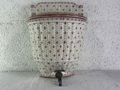 a basket that has a handle on top of it