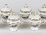 un ensemble de vases en argent et en or posés sur une table blanche
