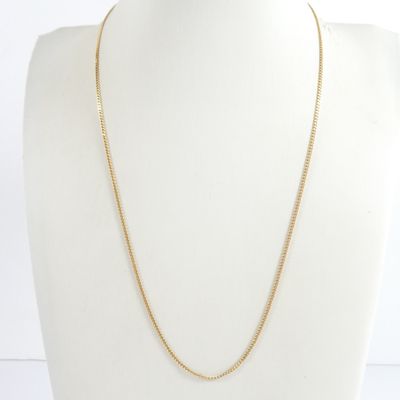 un collier à chaîne en or sur un mannequin mannequin mannequin mannequin mannequin mannequin mannequin mannequin mannequin mannequin