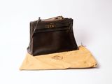 un sac marron posé sur un sac jaune