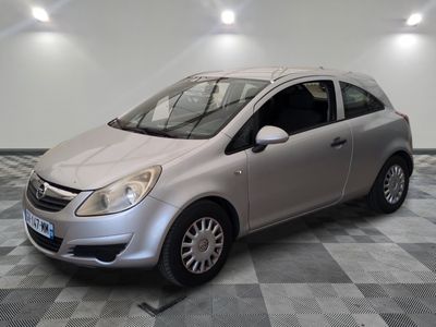 la photo d'une voiture argentée garée dans un garage