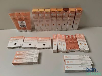plusieurs boîtes contenant différents types de produits de soin pour la peau, posées sur une table