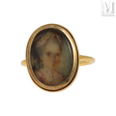 une photo d'une bague sur laquelle figure le portrait d'une femme