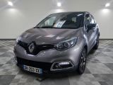 L'avant d'une voiture argentée est garé sur un sol à damier.