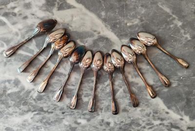 Suite de douze cuillers à moka en métal argenté, modèle file…