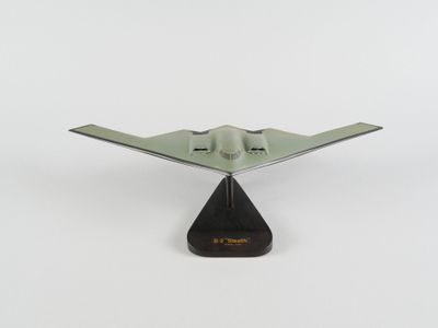 un gros plan d'une maquette d'avion posée sur une surface blanche