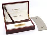 une boîte en bois contenant un stylo et un porte-stylo