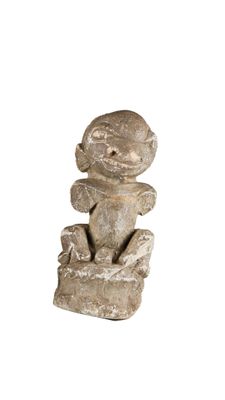 une statue en pierre représentant un singe assis sur un rocher
