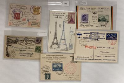 de nombreux types de cartes postales exposées sur le mur