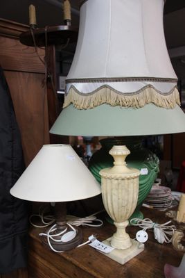 une lampe posée sur une table dans une pièce