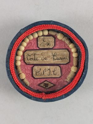 une photo d'une petite boîte rouge et bleue sur laquelle figure une inscription
