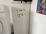 un réfrigérateur blanc dans un coin d'une petite cuisine