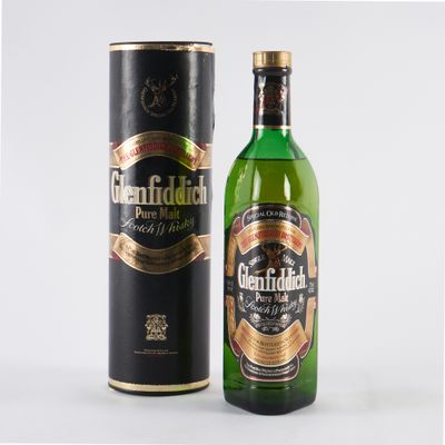 une image représentant une bouteille d'alcool vert à côté d'une boîte noire